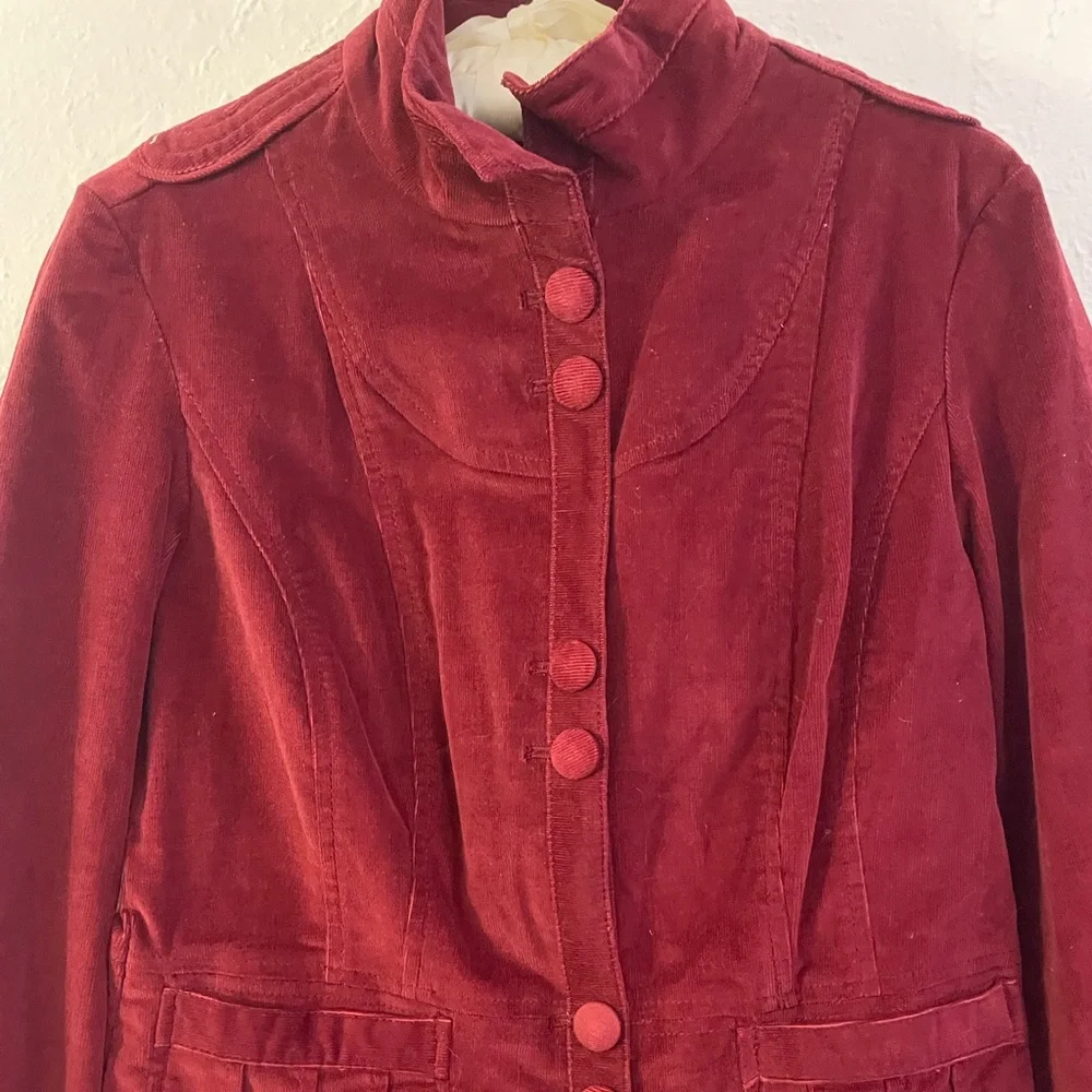 NWT Jones Wear Jeans size 4 Burgundy velvet jacket boho touch, button-up closure - Picture 3 of 8